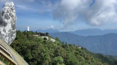 Teleferik Da Nang, Vietnam bulutların üzerinde süzülüyor, bu rüya gibi köprü taş ellerin içinde dinleniyor, yolculara huzur dolu, gerçeküstü bir dağ yürüyüşü sunuyor..