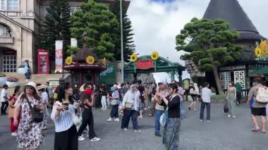 Da Nang, Vietnam bulutların üzerinde süzülüyordu. Bu rüya gibi köprü taş ellerin içinde dinleniyordu. Gezginlere huzur dolu, gerçeküstü bir dağ yürüyüşü sunuyordu. Vietnam Danang 09.02.2025