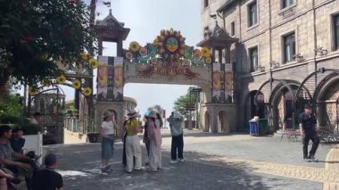 Da Nang, Vietnam bulutların üzerinde süzülüyordu. Bu rüya gibi köprü taş ellerin içinde dinleniyordu. Gezginlere huzur dolu, gerçeküstü bir dağ yürüyüşü sunuyordu. Vietnam Danang 09.02.2025