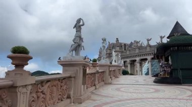 Da Nang, Vietnam bulutların üzerinde süzülüyor, bu rüya gibi köprü taş ellerin içinde dinleniyor, yolculara huzur dolu, gerçeküstü bir dağ yürüyüşü sunuyor..