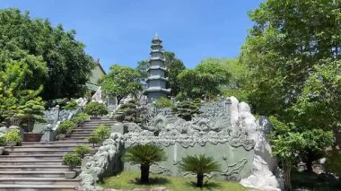 Da Nang, Vietnam 'ın tepelerindeki Buda Hanım Dünya Turistleri İçin Turizm Özellikleri. Yüksek kalite 4k görüntü