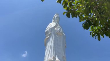 Vietnam 'ın Da Nang tepelerindeki bu inanılmaz tapınağın Sunset Epic Aerial Done View' daki Lady Buddha Dünya Turistleri İçin Turizm Özellikleri. Yüksek kalite 4k görüntü
