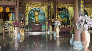Lady Buddha, Vietnam 'ın Dünya Turistleri İçin Turizm Filmi' nin Da Nang tepelerinde inanılmaz. Vietnam Danang 09.02.2025