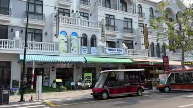 Vietnam Phu Quoc Adası Büyük Kanalı. Köprü ve renkli Avrupa tarzı binalar. Phu Quoc Adası, Vietnam 'daki Büyük Dünya Venedik Kasabası' nda. Yüksek kalite 4k görüntü