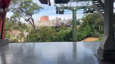 Da Nang, Vietnam bulutların üzerinde süzülüyor, bu rüya gibi köprü taş ellerin içinde dinleniyor, yolculara huzur dolu, gerçeküstü bir dağ yürüyüşü sunuyor..