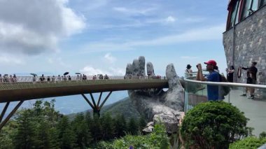 Da Nang, Vietnam bulutların üzerinde süzülüyordu. Bu rüya gibi köprü taş ellerin içinde dinleniyordu. Gezginlere huzur dolu, gerçeküstü bir dağ yürüyüşü sunuyordu. Vietnam Danang 09.02.2025