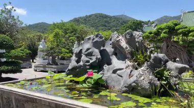 Da Nang, Vietnam 'ın tepelerindeki Buda Hanım Dünya Turistleri İçin Turizm Özellikleri. Yüksek kalite 4k görüntü