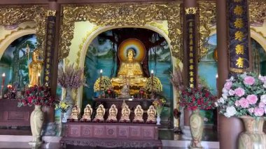 Lady Buddha, Vietnam 'ın Dünya Turistleri İçin Turizm Filmi' nin Da Nang tepelerinde inanılmaz. Vietnam Danang 09.02.2025