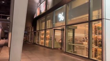 Arabica kafe zinciri gece dükkanı ARABICA Vietnam Da Nang 09.27.2025 olarak biçimlendirildi.