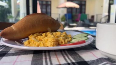 Sardinya Sardunya 'da kahvaltıda yoğurt gevreği, jambonlu salam, savoiardi bisküvisi, yumurtalı omlet, hamur işi ekmeği, İtalya. Yüksek kalite 4k görüntü