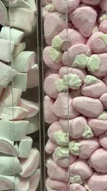 Barcelona 'nın ünlü marketi Mercat de la Boqueria' da canlı bir şekerleme, lokum ve şekerleme gösterisi. Renkli ikramların çeşitliliği turistleri ve yerlileri cezbediyor. Yüksek kalite 4k