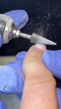 Yakın plan tanınmayan kadın manikürcüsü bir Spa Güzellik Salonunda müşteriye hizmet ediyor. Kadın Vücut ve Tırnak Bakımı. Hizmet sektöründe çalışma kavramı. Dikey video. Yüksek kalite 4k görüntü