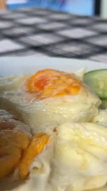 Tahta Masa 'da Kahvaltı Tabağı' na kızarmış yumurta ekleme görüntüsü. Yüksek kalite 4k görüntü