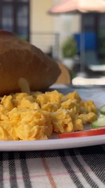 Sardinya Sardunya 'da kahvaltıda yoğurt gevreği, jambonlu salam, savoiardi bisküvisi, yumurtalı omlet, hamur işi ekmeği, İtalya. Yüksek kalite 4k görüntü