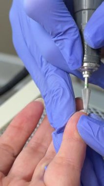 Manikürcü, manikürlü tırnaklara astar dehidratör bağıyla yapışmayı destekliyor. Güzellik stüdyosunda profesyonel güzel tırnak tasarımı yapıyorum. Yüksek kalite 4k görüntü