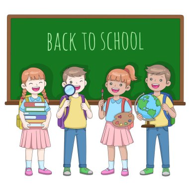 Tahtanın önünde mutlu çeşitli öğrenciler var. Okula kitaplarla, büyüteçle, küreyle ve sanat malzemeleriyle geri döndüm.