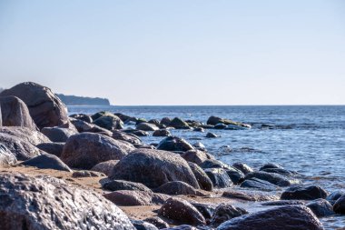 Baltık Denizi kıyısında engebeli uçurumlar ve berrak sularla kıyı şeridinin doğal güzelliğini ve huzurunu yakalıyor.