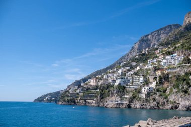 Çekici binaları, sahil kayalıkları ve kristal berrak sularıyla İtalya 'nın Amalfi kentinin görüntüsü Akdeniz güzelliğinin özünü yakalıyor.