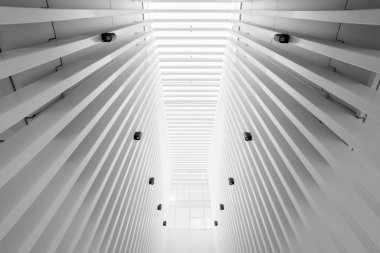 Beyaz metal yapılar ve geometrik şekiller içeren çarpıcı mimari figürler, modern tasarımı vurguluyor