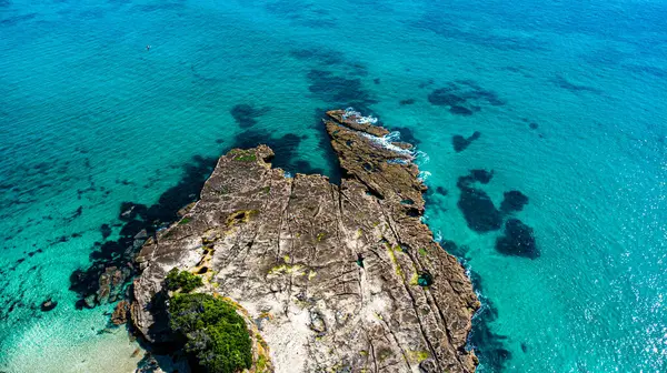 Mavi okyanus, dalgalar ve kayalar. Hava fotoğrafı.