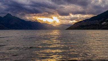 Günbatımı ve fırtınalı hava Wakatipu Gölü üzerinde, Queenstown, Yeni Zelanda