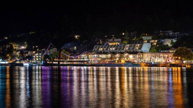 Queenstown 'un Yeni Zelanda' daki Wakatipu Gölü 'ndeki gece manzarası