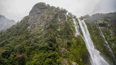 Şelale, dağlar, Milford Sound, Yeni Zelanda