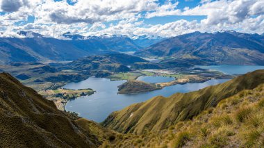 Yeni Zelanda Roys Tepesi 'nden Wanaka Gölü manzarası