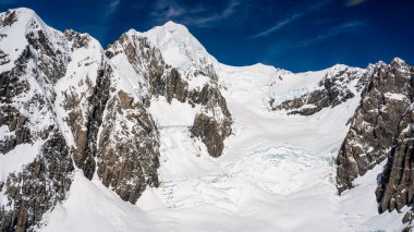 Dağların üzerinden uçmak, karlı tepeler, Aoraki Dağı, Cook Dağı Ulusal Parkı, Yeni Zelanda