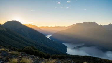 Te Anau Gölü üzerinde gün batımı, Luxmore Hut, Kepler Track, Yeni Zelanda