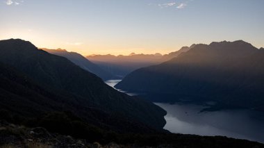 Te Anau Gölü üzerinde gün batımı, Luxmore Hut, Kepler Track, Yeni Zelanda