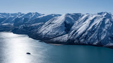 Coleridge Gölü yakınlarındaki dağlar karla kaplı, Peak Hill, Yeni Zelanda manzaralı.