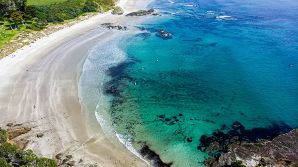 Mavi okyanus, dalgalar ve kayalar. Hava fotoğrafı.