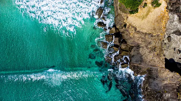Mavi okyanus, dalgalar ve kayalar. Hava fotoğrafı.