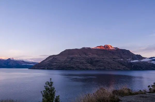 Gün batımında göl ve dağ. Queenstown, Yeni Zelanda