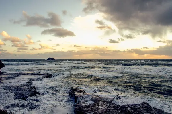 Fırtınadan önce dalgalar, Pasifik Okyanusu, Yeni Zelanda