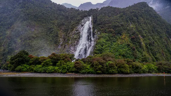 Bowen Falls, Milford Sound, Yeni Zelanda