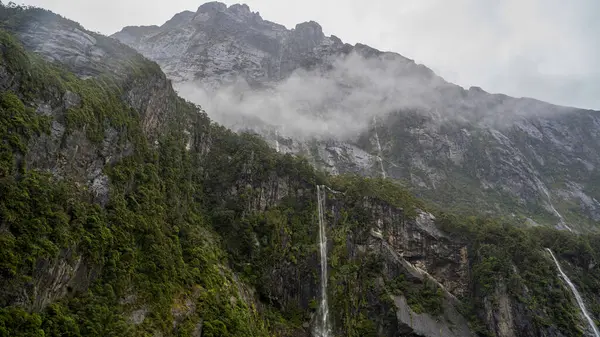 Dört kız kardeş şelalesi, dağlar, Milford Sound, Yeni Zelanda