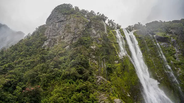 Şelale, dağlar, Milford Sound, Yeni Zelanda
