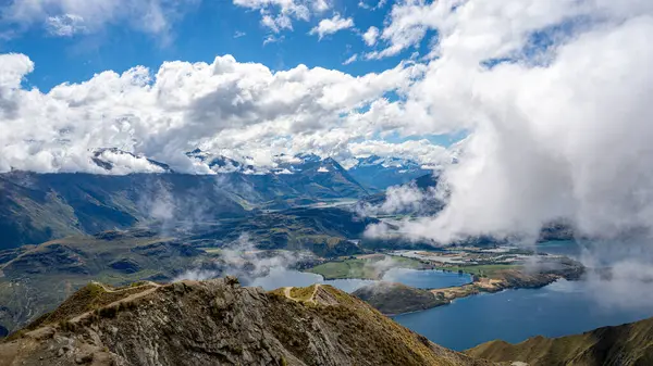 Yeni Zelanda Roys Tepesi 'nden Wanaka Gölü manzarası