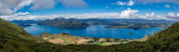 Yeni Zelanda Roys Tepesi 'nden Wanaka Gölü' nün panoramik manzarası