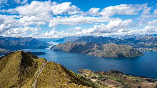 Yeni Zelanda Roys Tepesi 'nden Wanaka Gölü manzarası