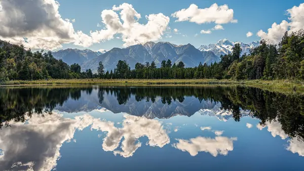 Göldeki dağ yansıması, Matheson Gölü, Yeni Zelanda