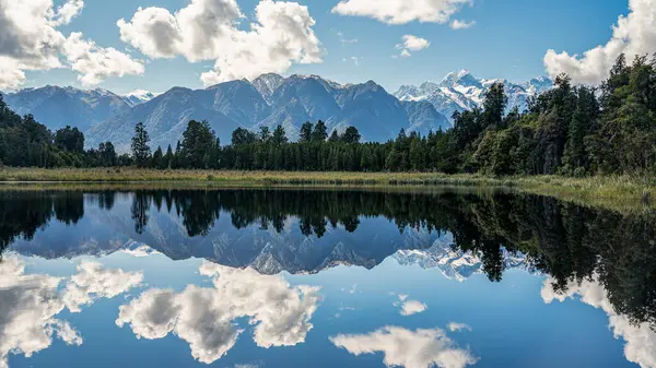 Göldeki dağ yansıması, Matheson Gölü, Yeni Zelanda