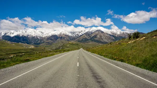 Dağlara doğru boş bir yol, Yeni Zelanda