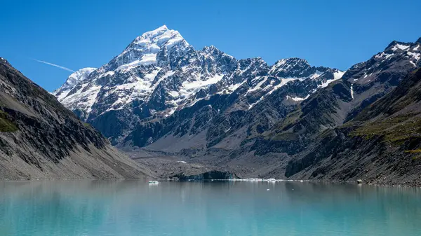 Cook Dağı karlı zirvesi ve Hooker Gölü, buzul manzarası, Hooker Vadisi, Yeni Zelanda