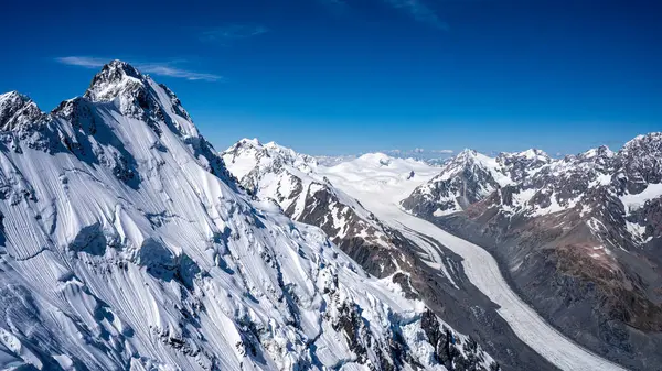 Cook Dağı ve Tasman buzulu üzerinde uçmak, karlı tepeler, Aoraki / Mount Cook Ulusal Parkı, Yeni Zelanda