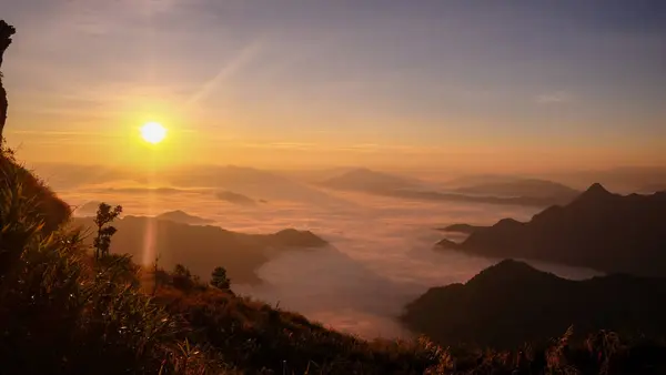 Phu Chi Fa Dağı 'nda gün doğumu, Tayland, Laos 