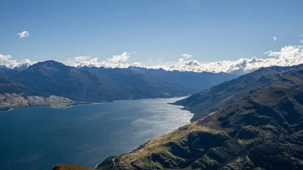 Wanaka Gölü Yeni Zelanda 'daki Isthmus Tepesi' nin tepesinden görünüyor.