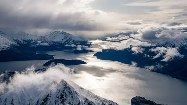 Karlı Roy Tepesi ve Wanaka Gölü manzarası, Yeni Zelanda 'da kış.